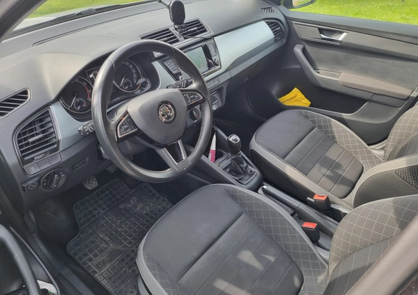 Skoda Fabia cena 32500 przebieg: 225000, rok produkcji 2019 z Poręba małe 121